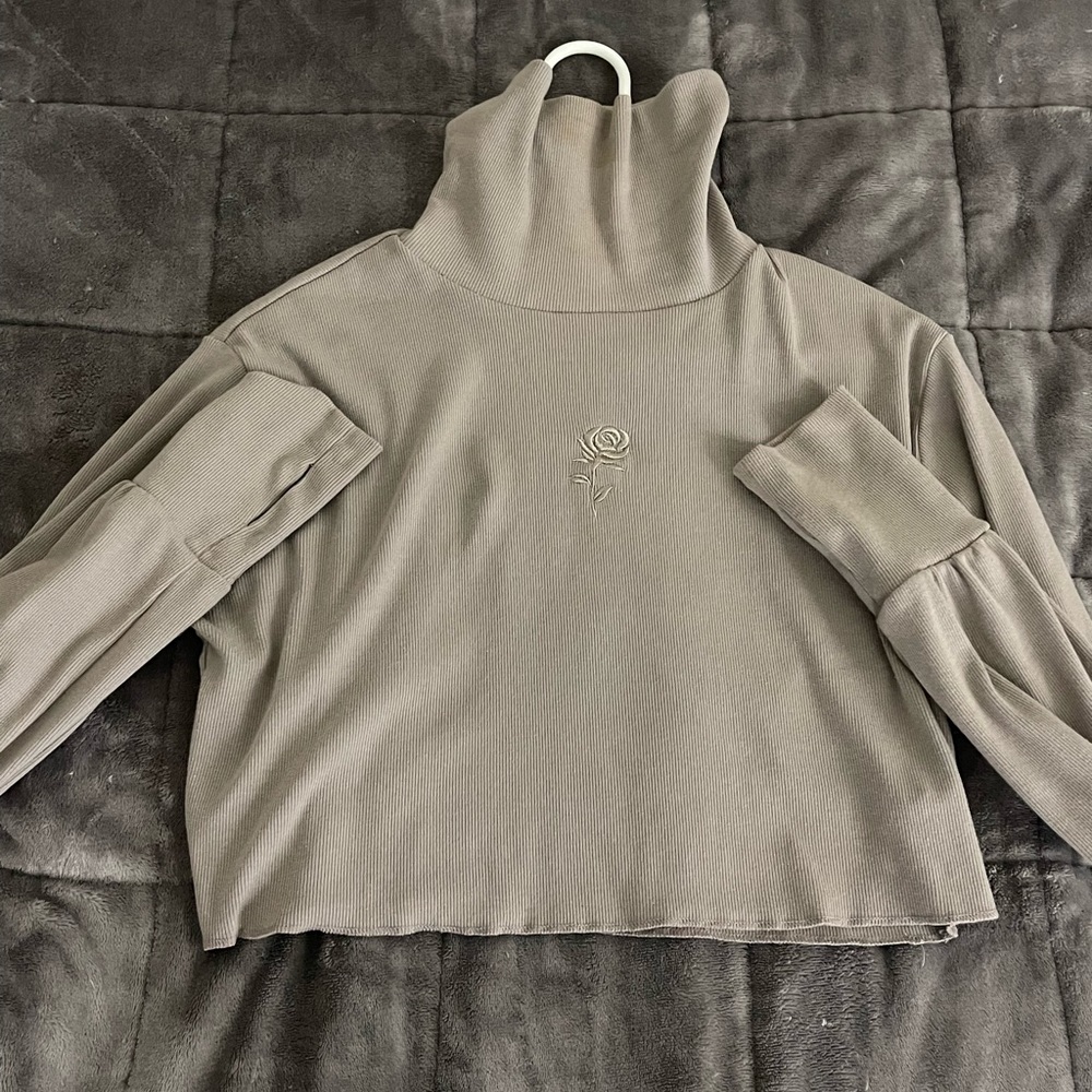 Turtle neck cropped sweater